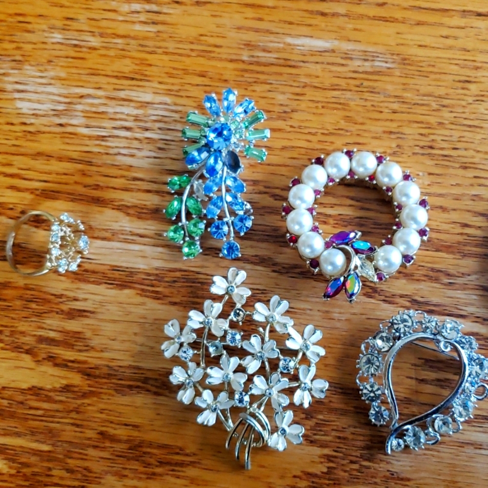 Bundle of vintage brooches and pearls